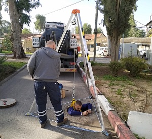 עבודת ביוב עם חצובה